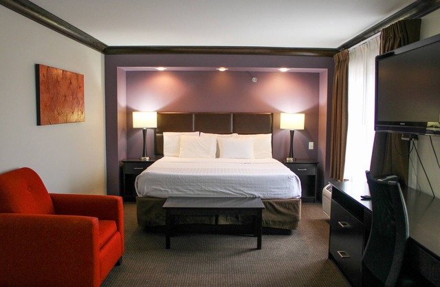 Parkwood Inn & Suites