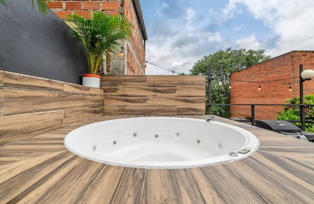Parque Lleras jacuzzi, with AC, 100mb wifi
