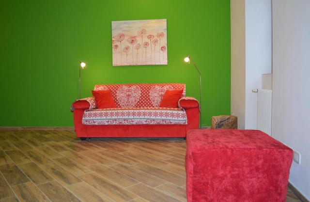Parravicini Red Flower apartment