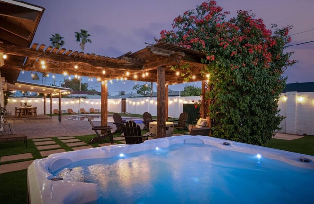 Party at The Palm - Pool/Hot Tub/Pergola with Fire Pit & Much More