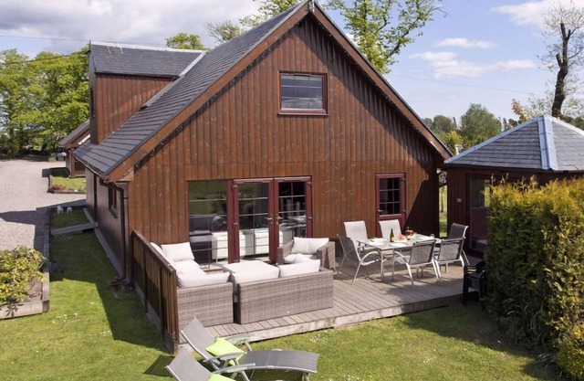 Party Lodge - luxury 4-bedroom lodge with private hot tub, large gardens, barbecue area, lovely view