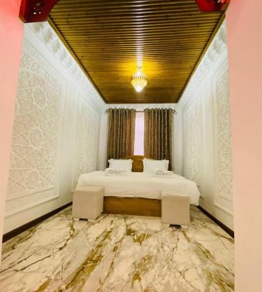 Parvina Hotel in old city