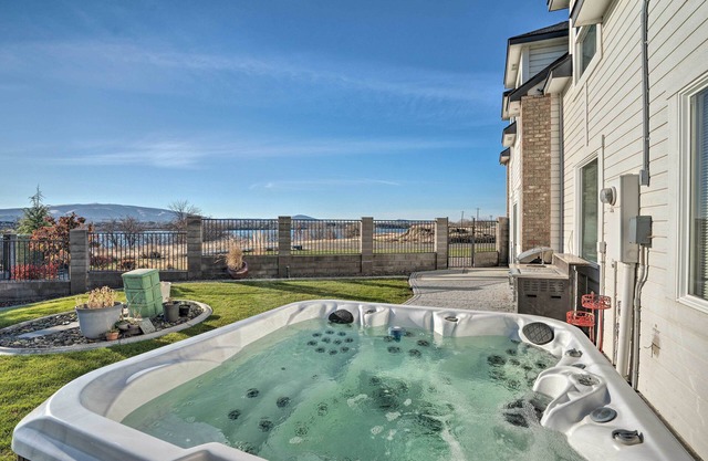 Pasco Condo w/Columbia River Views + Hot Tub