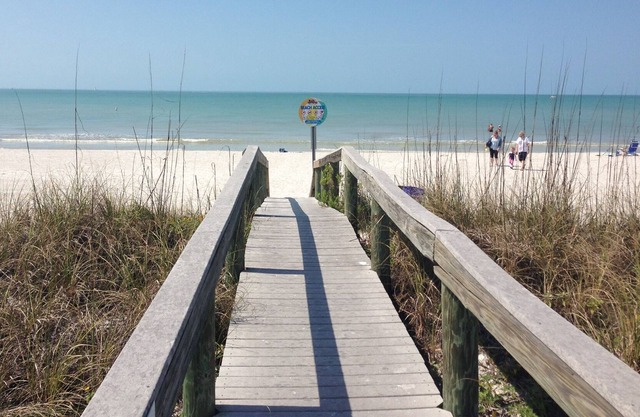 Pass a Grille- 30 Steps to sand! 1400 sq feet. 2 bd/ 2 ba. Walk to dining. Pets
