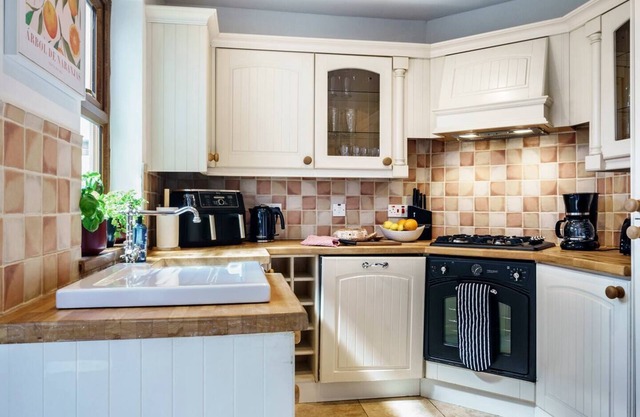 Pass the Keys | 4 Bedrooms | Cafes & Shops | 6 Mins to City Centre