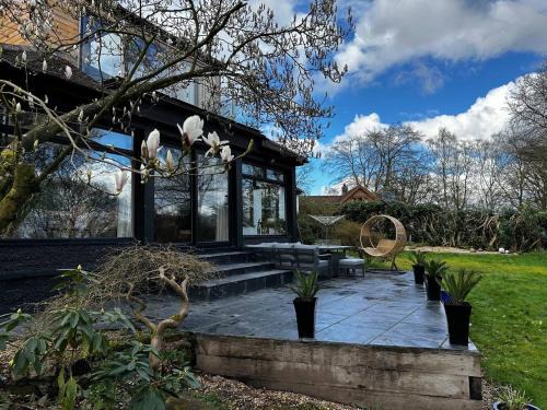 Pass the Keys Acorn Lodge · Luxury Retreat In a Stunning Oasis With Hot Tub