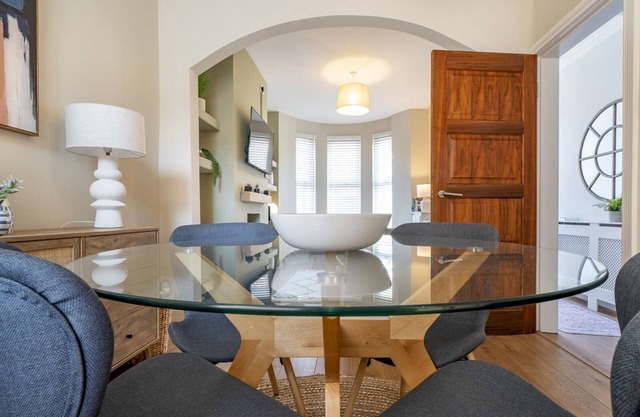 Pass the Keys | Amazing 2BR Townhouse in Fab District - Queens Uni