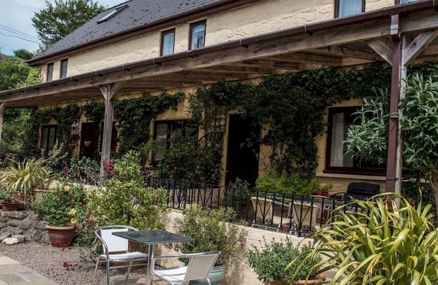 Pass the Keys | Beautiful Cottage - Perfect for Al Fresco Dining