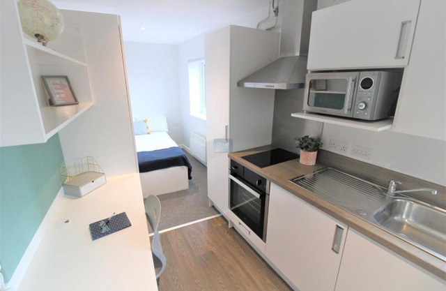 Pass the Keys Centrally located studio Flat
