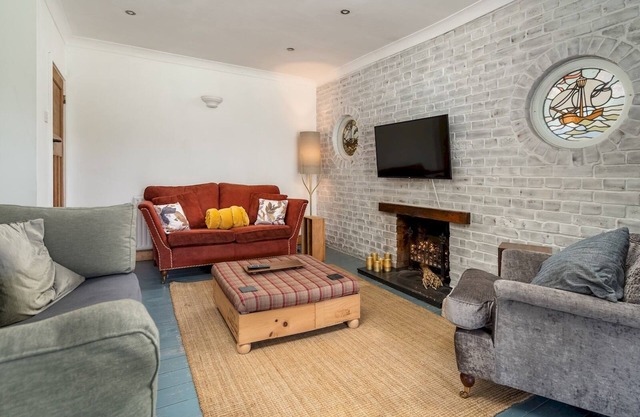 Pass the Keys | Charming 3 bed house with parking and large garden