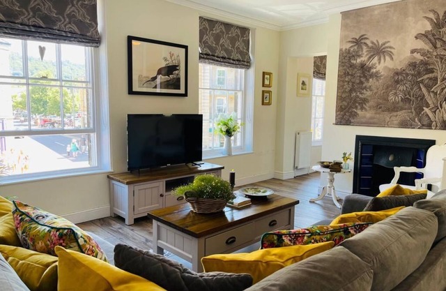 Pass the Keys | Cobblers Rest in Central Bakewell & Free Parking