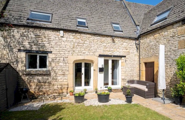 Pass the Keys | Converted 17th century barn with garden parking