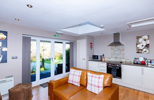 Pass the Keys | Garden Suite 2 Amidst Lush Greenery, Easton, Wells