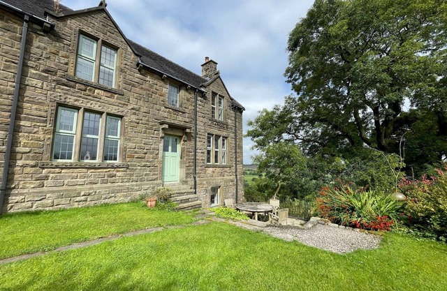 Pass the Keys | Idyllic Historical Country Retreat for 6 & Pets