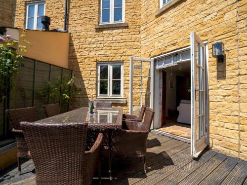 Pass the Keys Lovely 4 bedroom family home with garden parking