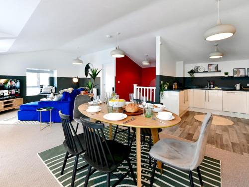Pass the Keys Perfectly located stylish 2 bed home with Parking