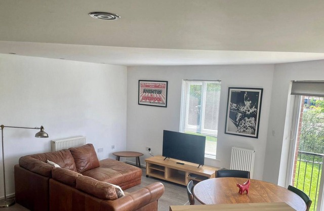 Pass the Keys | River View Apartment with Balcony and Free Parking