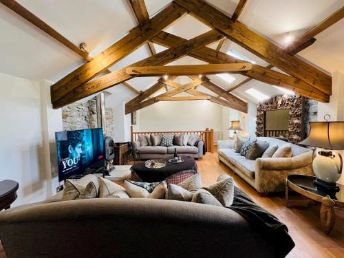 Pass the Keys Stunning 3-Bed Cottage Shepherd Hut Peak Views