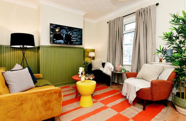 Pass the Keys Stylish 2 Bed Home Close to City