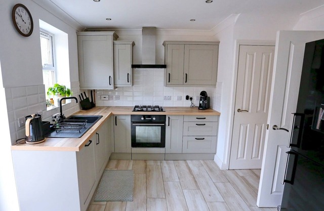 Pass the Keys | Stylish House With Balcony Close To AO Arena