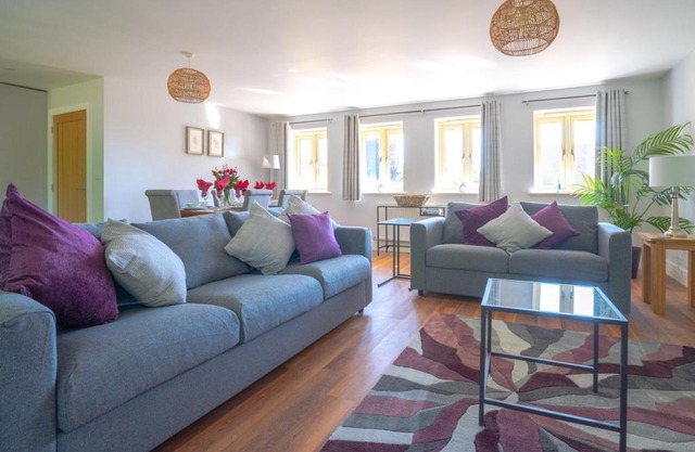 Pass the Keys The Stables Stylish cottage with hot tub and parking