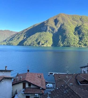 Passeggiata nel borgo vista lago