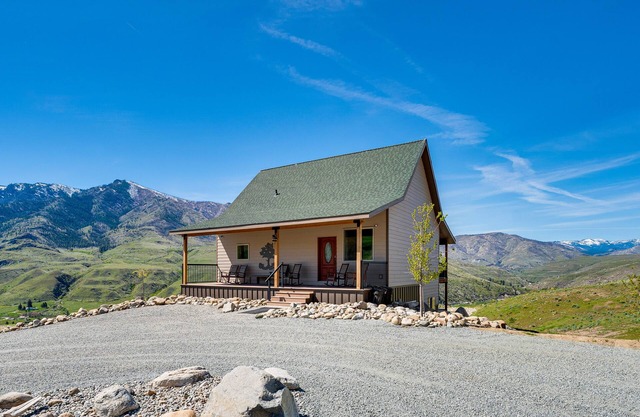 Pateros Home w/Deck, 7 Mi to Alta Lake Park!