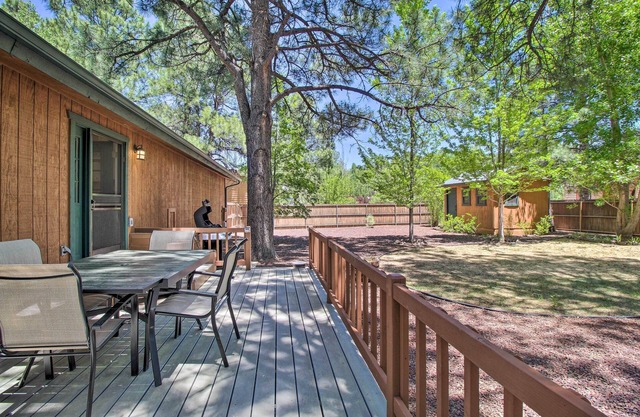 Patio, Fenced Yard: Pet-friendly Pinetop Cabin!