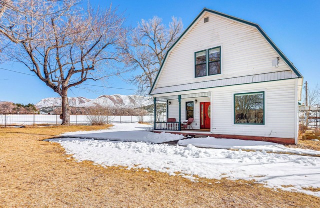 Patio & Mountain Views: Farmhouse in Mancos!
