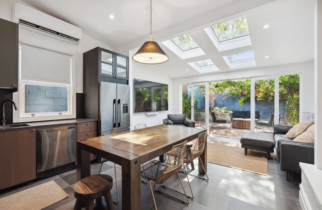 Paton House, Beach 250m | Heritage Luxe w/Fireplace and 86" TV