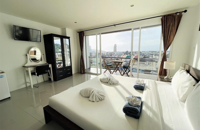 Patong sea view studio- condo with pool, parking