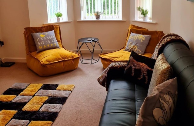 Patton Place - 1 bedroom apartment, Sleeps 4. Great Sankey, Warrington. High spe