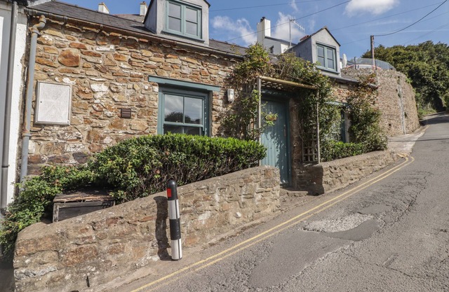 PATTY'S COTTAGE, character holiday cottage in Broad Haven
