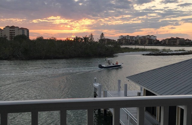 Pavillion Club Condo with dock and pool on the Gulf. Discount on extended stays