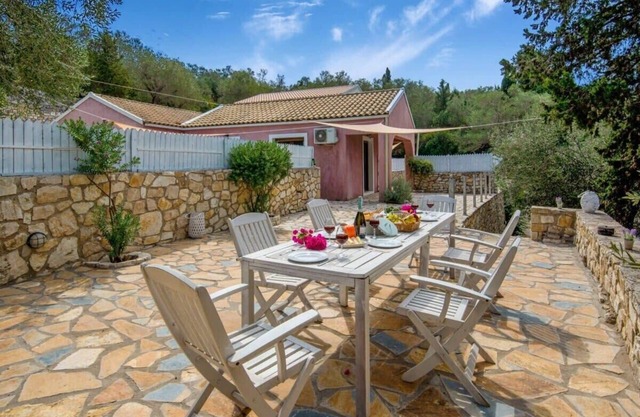 Paxoi Sunny Serenity - Kirki's Studio with Jacuzzi