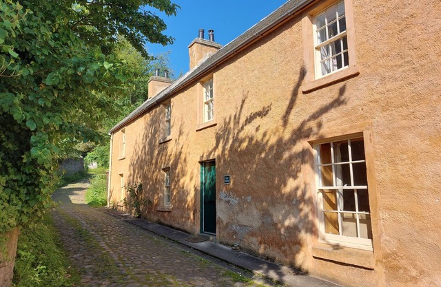 PAYE HOUSE - CROMARTY, pet friendly, with open fire in Cromarty