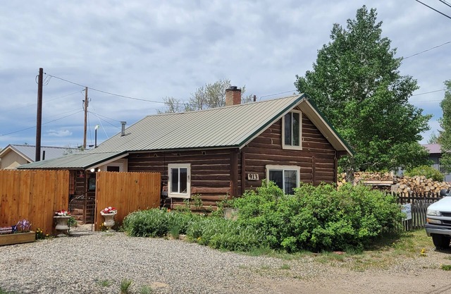 Payton's Place. A cozy cabin with private outdoor space pet friendly. n