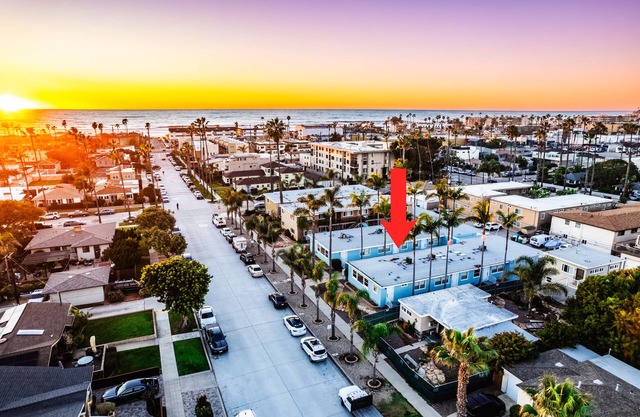 PB Coastal Gem - 2Bedroom - Steps2Beach with A/C