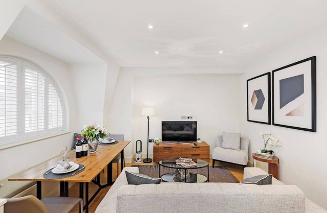 PBC | Luxury Two Bedroom Apartment in Soho GT14