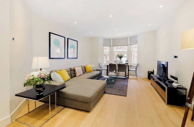 PBC | Modern Two Bedroom Apartment in Soho - GT3