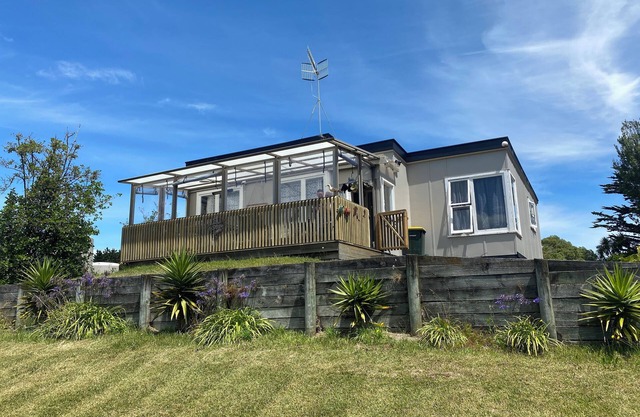 PEACE AND QUIET AT HOKIO BEACH, CLOSE TO LEVIN, PET FRIENDLY