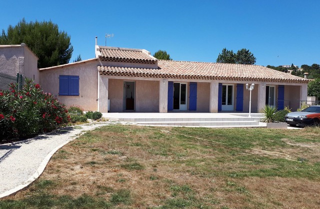 Peace and comfort in Provence, 20 minutes from the sea, near Martigues and Marseille
