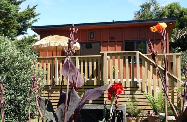 Peace of Bali 1 bed cabin set in a tropical garden with WiFi & AC in Waihi Beach