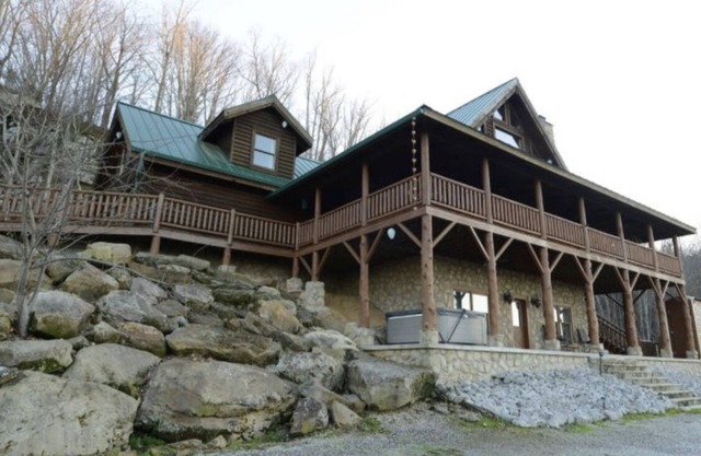 Peace on Earth-4,000’ Log Cabin,210 acres,Jacuzzi & Game Room