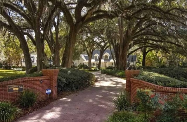 Peaceful 1 bdrm apartment overlooking beautiful live oaks on 5 acre property.