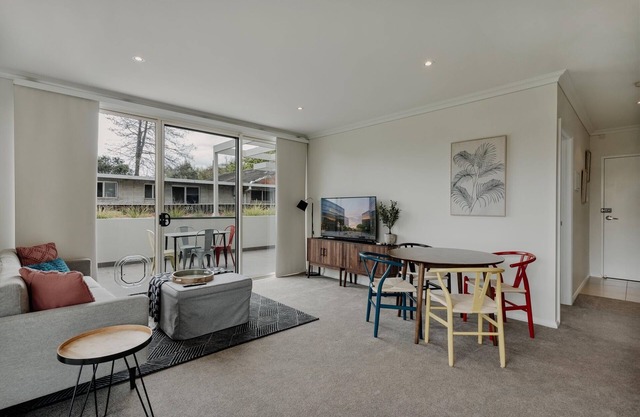 Peaceful 1-Bed Apartment Close to Lonsdale St