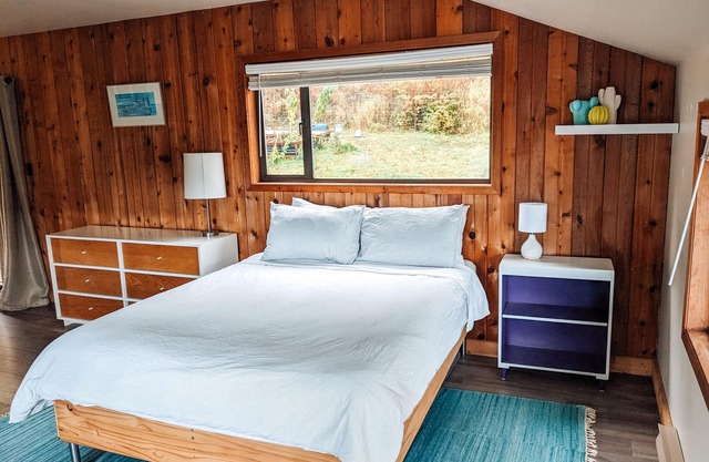 Peaceful 2 Bedroom Farmhouse at Nettledown Farms