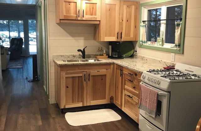 Peaceful 2-bedroom cabin with WiFi, AC, at the lake with privacy