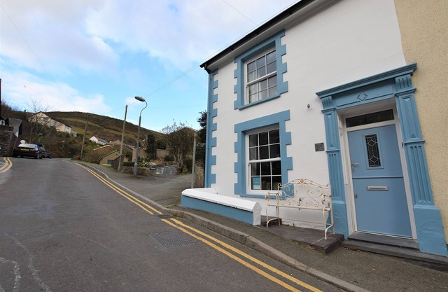 Peaceful 2 Bedroom Cottage Only Short Stroll To Village Centre & Beach Front