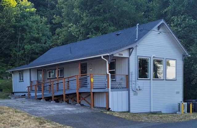 Peaceful 2+ Bedroom House, Salt Water Peekaboo View, WiFi, A/C & near the Park.